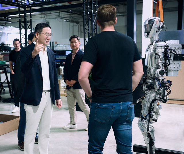 구광모(왼쪽) 회장이 17일(현지시간)부터 있었던 나흘 간의 미국 출장에서 실리콘밸리의 휴머노이드 로봇 스타트업인 피규어 AI 본사를 방문해 인공지능 로봇을 살펴보고 있다. 사진제공=LG그룹