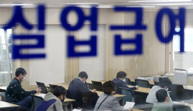 '원하는 일자리 없어'…그냥 쉬는 청년이 늘고 있다