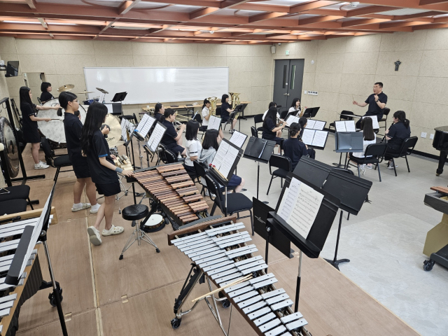 17일 경기도 가평군 설악면에 있는 노비따스음악중·고등학교의 합주실에서 최동훈 교사의 지휘로 학생들이 연주를 하고 있다. 손대선 기자