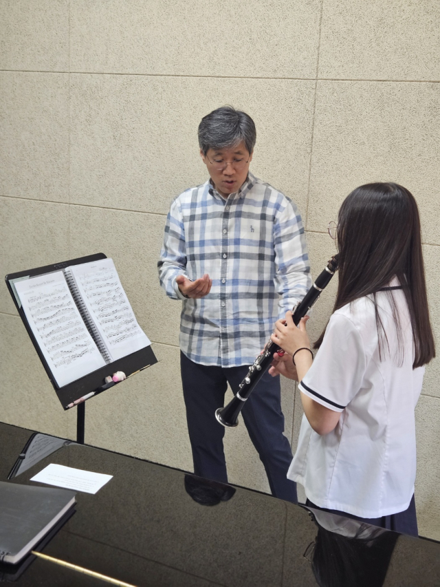 유명 클라리넷 연주자 임명진 강사가 17일 경기 가평군 설악면 노비따스음악중고등학교 연습실에서 학생을 지도하고 있다. 손대선 기자