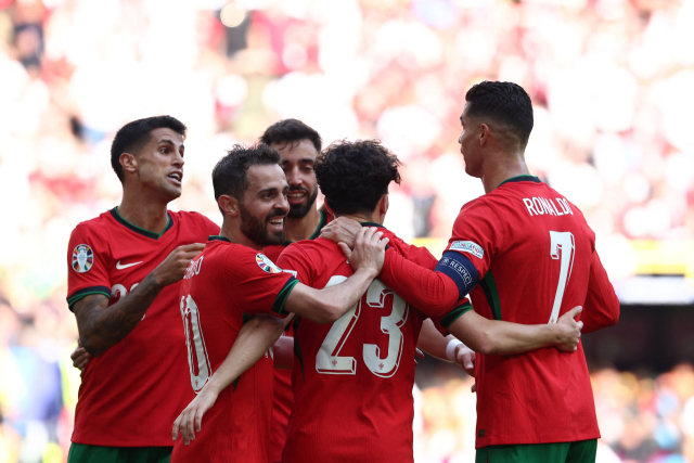 유로 2024 F조 2차전에서 팀의 두 번째 골이 터지자 환호하는 포르투갈 선수단. AFP연합뉴스