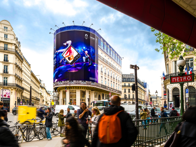 삼성전자의 대형 옥외광고가 게재된 프랑스 파리 오스만 거리 앞을 시민들이 지나고 있다. 사진 제공=삼성전자