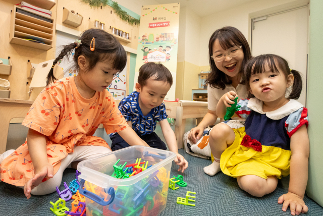 서울시 동작구에 있는 서울형 키즈카페 시립 1호점에서 KT 멤버십 고객이 아이들과 함께 서울형 키즈카페를 이용하고 있다. 사진 제공=KT