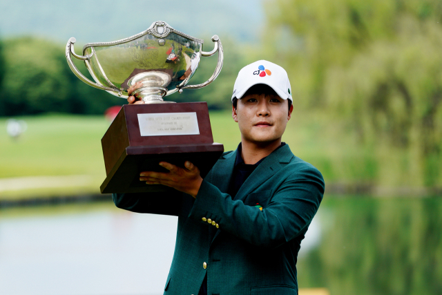 김민규가 23일 코오롱 제66회 한국 오픈에서 우승한 뒤 트로피를 들어 보이고 있다. 사진 제공=한국 오픈 조직위