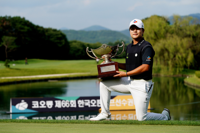 김민규가 23일 코오롱 한국 오픈에서 우승한 뒤 기념 촬영을 하고 있다. 사진 제공=한국 오픈 조직위