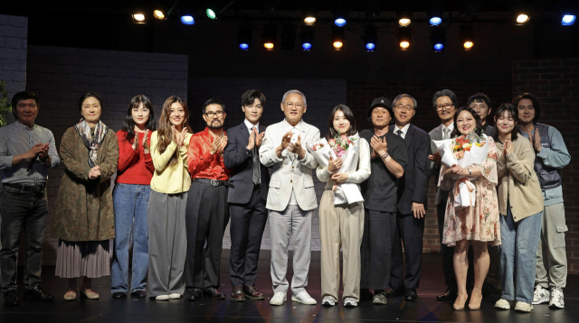 유인촌 문체부 장관이 22일 연극 ‘열 번째 봄’ 출연진과 기념촬영하고 있다. 사진 제공=문체부