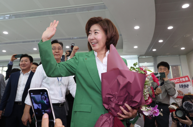 나경원 국민의힘 의원이 23일 국회에서 당 대표 출마선언을 위해 소통관을 들어서며 지지자들에게 인사하고 있다. 2024.6.23 연합뉴스