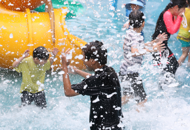 본격적인 여름 날씨를 보인 23일 서울 성동구 미소 어린이 꿈 공원 물놀이장에서 아이들이 물놀이를 하고 있다. 연합뉴스
