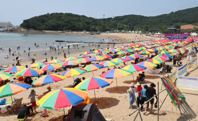 전국 일부 해수욕장이 개장한 첫 주말인 23일 오후 인천 중구 왕산해수욕장이 파라솔로 가득 차 있다. 연합뉴스