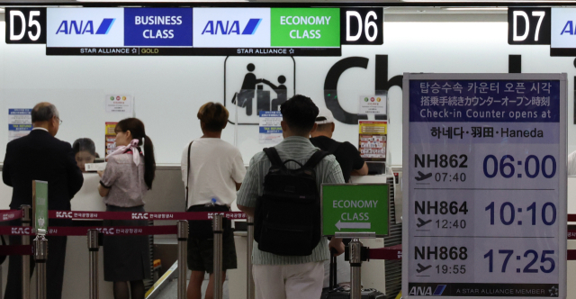 6월 21일 김포공항에서 일본행 승객들이 출국 수속을 하고 있다. 연합뉴스