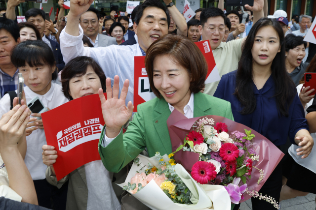 나경원 국민의힘 의원이 23일 오후 서울 여의도 국회 소통관에서 국민의힘 당 대표 출마 선언을 마친 뒤 지지자들의 응원을 받고 있다. 뉴스1