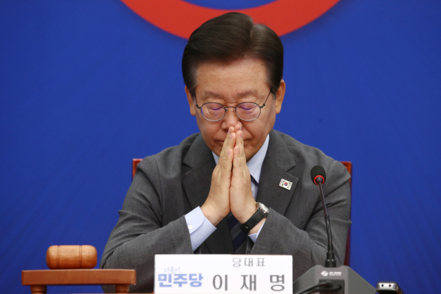 이재명 더불어민주당 대표가 21일 서울 여의도 국회에서 열린 최고위원회의에서 생각에 잠겨있다. 뉴스1