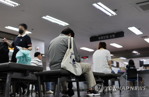 울 마포구 서부고용복지플러스센터에서 실업급여 신청을 위해 대기하는 구직자들 모습.