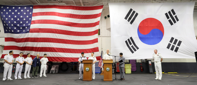 22일 오후 부산 남구 해군작전사령부 부산작전기지에서 열린 미국 핵추진 항공모함 시어도어 루스벨트함(CVN-71·10만톤급) 공개 행사에서 제9항모강습단 크리스토퍼 알렉산더 단장과 이재섭 해군작전사령부 해양작전본부장이 취재진 질문에 답하고 있다. 뉴스1