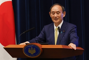 日 스가 전 총리 "새 리더 필요" 기시다 퇴진 요구