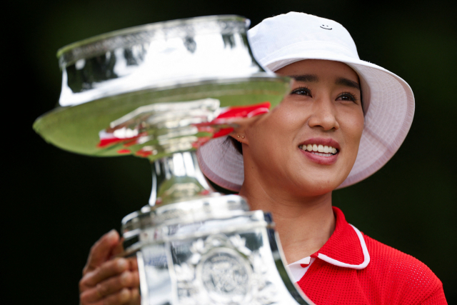양희영이 24일 KPMG 여자 PGA 챔피언십에서 우승한 뒤 트로피를 들어 보이고 있다. AFP연합뉴스