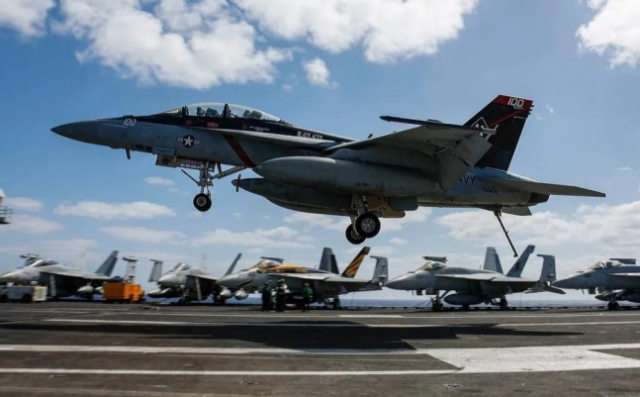 바다 위 하늘의 말벌 ‘F/A-18 슈퍼호넷’…北침투 함재기로 마하 1.8로 날아가 정밀 타격[이현호 기자의 밀리터리!톡]