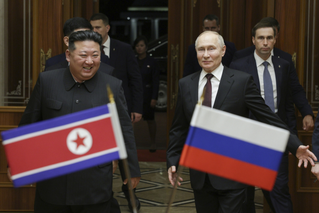 블라디미르 푸틴(오른쪽) 러시아 대통령과 김정은 북한 국무위원장이 지난 19일 북한 평양 순안국제공항에서 만나 미소짓고 있다. /AP연합뉴스