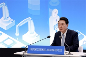 [속보] 尹 "한반도 안보 상황 엄중, 안보 태세 만전"