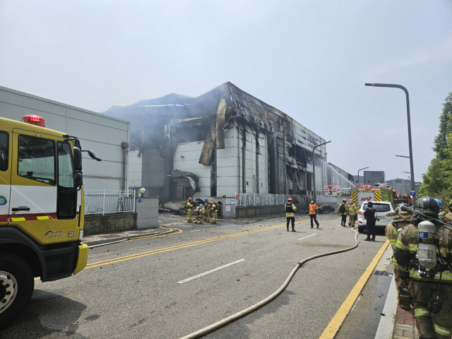 4일 오후 경기 화성시 서신면 전곡산단 내 일차전지 제조업체 아리셀 공장에서 화재가 발생한 가운데 소방당국이 큰 불길을 잡고 실종자 수색작업에 나서고 있다. 손대선 기자