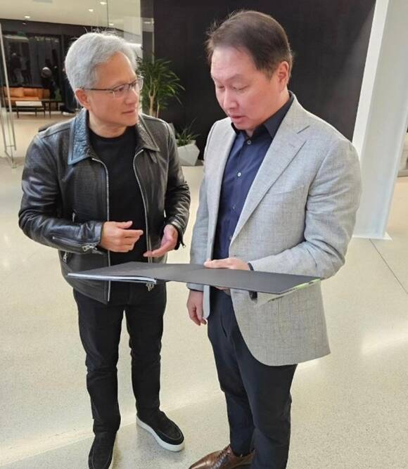 최태원(오른쪽) SK 회장이 젠슨황 엔비디아 CEO와 미국 실리콘밸리에서 만나 이야기를 나누고 있다.