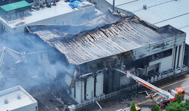 24일 경기도 화성시 서신면 소재 일차전지 제조 업체에서 화재가 발생해 소방관들이 진화작업을 하고 있다. 연합뉴스