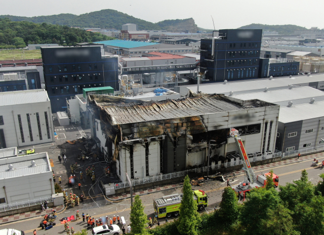 24일 경기도 화성시 서신면 소재 일차전지 제조업체 공장 화재 현장에서 소방관들과 구급대원들이 시신을 수습하고 있다.연합뉴스