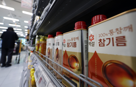 30일 서울 시내 대형마트에 CJ제일제당의 참기름 제품이 진열되어 있다. CJ제일제당 측은 