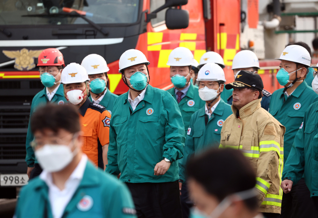 화성화재 현장 찾은 尹 '피해자 명복…재발방지책에 만전'