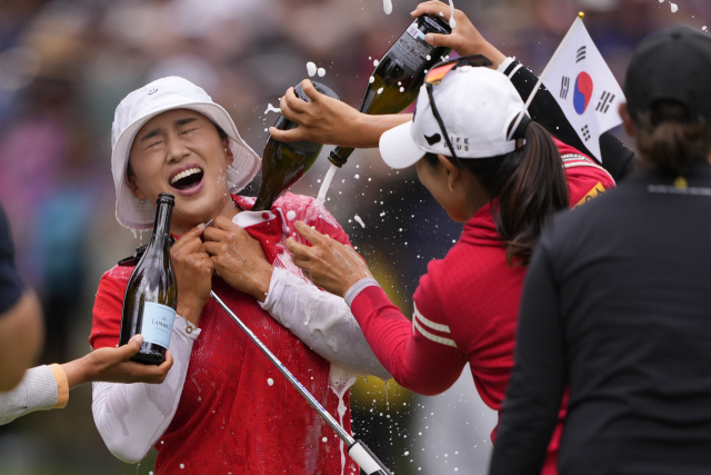 양희영(왼쪽)이 24일(한국 시간) KPMG 여자 PGA 챔피언십 우승 뒤 투어를 함께 뛰는 한국 동료 선수들로부터 축하 샴페인 세례를 받고 있다. AP연합뉴스