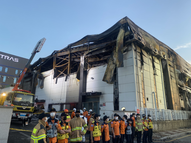 24일 화재로 22명이 숨진 경기 화성시 전곡산업단지 소재 리튬배터리 공장 앞에서 소방 대원들이 현장 통제를 위해 줄지어 서있다. 화성=이승령 기자