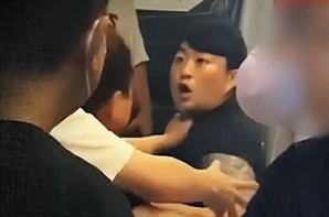“돈도 없는 XXX” 김호중 몸싸움 영상 공개에…“허위사실 유포 법적대응”