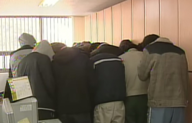2004년 밀양 성폭행 사건 가해자들의 체포 당시 모습. MBC 방송화면 캡처
