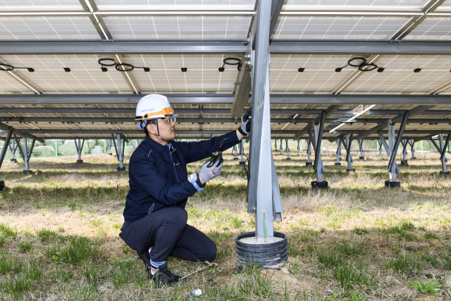 산지 태양광발전소 구조물을 점검 중인 한국전기안전공사 직원. 사진 제공=전기안전공사