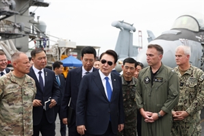 美 루스벨트함 승선한 尹 "한미동맹 어느때보다 굳건"