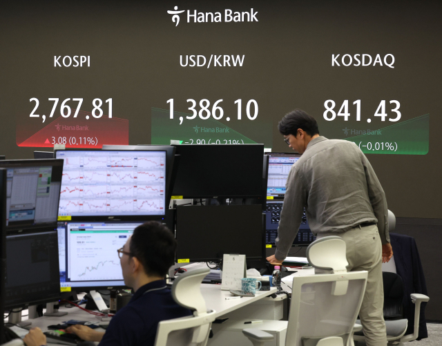25일 오전 서울 중구 하나은행 딜링룸에서 직원들이 업무를 보고 있다. 이날 코스피지수는 전장보다 1.03포인트(0.04%) 내린 2,765.76으로, 코스닥지수는 2.02포인트(0.24%) 내린 839.50으로 출발했다. 연합뉴스