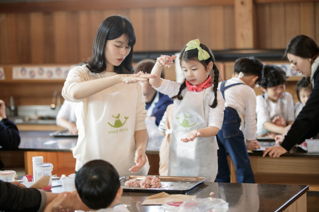 상하농원 내에서 어린이들이 소시지 만들기 체험을 하고 있다.