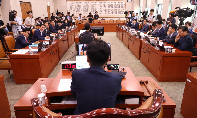 더불어민주당 소속 정청래 법사위원장이 25일 오전 국회에서 ‘공영방송지배구조 개선법(방송3법)’을 상정해 심의하는 법제사법위원회 전체회의를 진행하고 있다. 연합뉴스