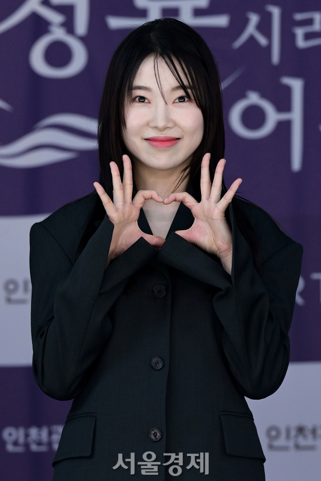 방송인 김아영이 25일 오후 인천 중구 상상플랫폼에서 진행된 제3회 청룡시리즈어워즈 핸드프린팅에서 포즈를 취하고 있다. 김규빈 기자 2024.06.25