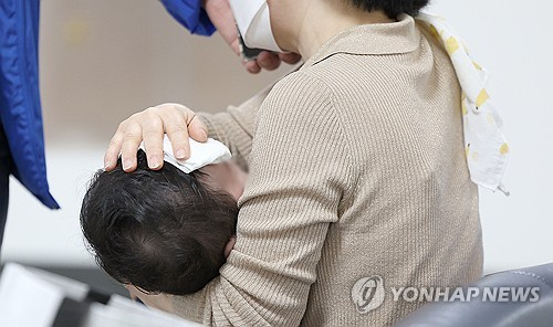 병원 찾은 아기. 연합뉴스