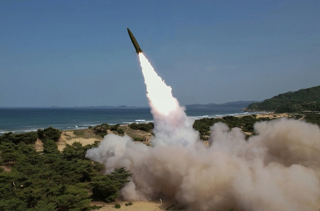 [속보]북한, 동해상으로 탄도미사일 발사…오물풍선 이은 도발
