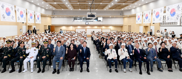 인천시가 25일 시청 대회의실에서 '6.25전쟁 제74주년 기념식'을 열었다. 사진제공=인천시