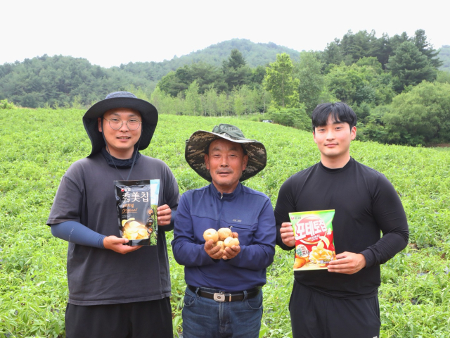 안천기(왼쪽)·민기(오른쪽)씨 형제가 올해 수확한 감자가 사용될 과자를 들어 보이고 있다. 사진 제공=농심