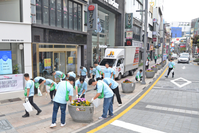 25일 부산롯데타워TF팀이 광복동 일대 환경정화 활동을 진행하고 있다. 사진제공=롯데백화점