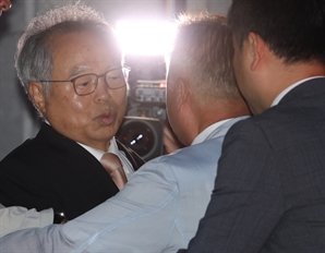 강제추행·직권남용 오거돈 전 부산시장 만기 출소