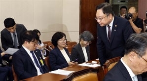 '싸늘한 시선' 국회서 조우한 조규홍 장관과 임현택 의협 회장