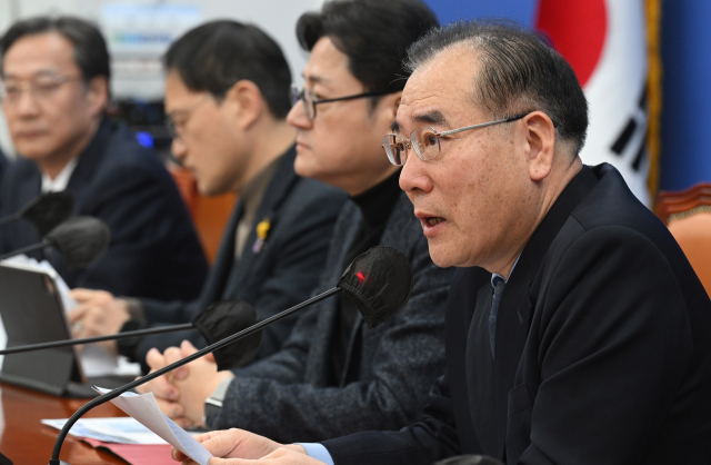 이개호(오른쪽) 더불어민주당 의원이 3월 12일 서울 여의도 국회에서 열린 원내대책회의에 참석해 현안에 관해 발언하고 있다. 오승현 기자