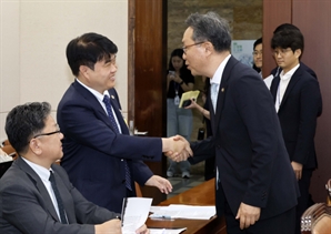 국회에서 만난 박민수 차관과 임현택 의사협회장