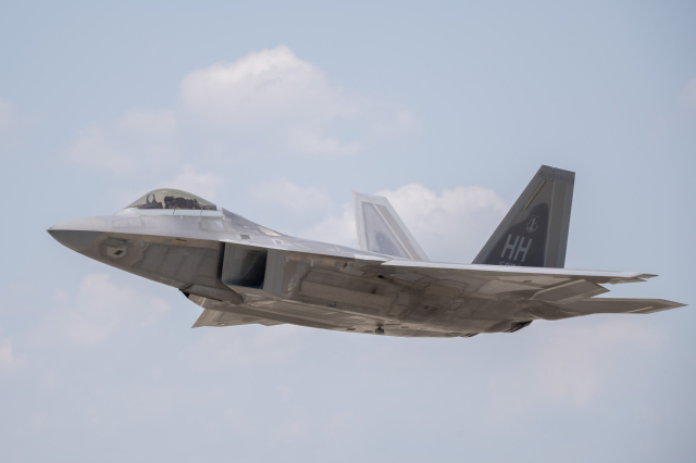 ‘세계 최강’ F-22 랩터, 한달만에 한반도 출격…한미 연합 ‘쌍매훈련’