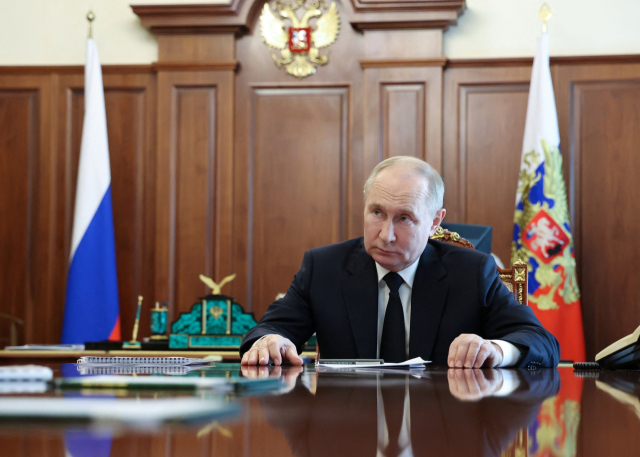 블라디미르 푸틴 러시아 대통령이 25일(현지 시간) 모스크바에서 보고를 듣고 있다. 로이터연합뉴스